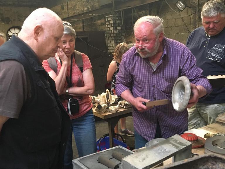 Hans Peter Kissling zeigt Besuchern in seinem lebendigen Museum Simmerhammer das Handwerk des Eisengießers.
