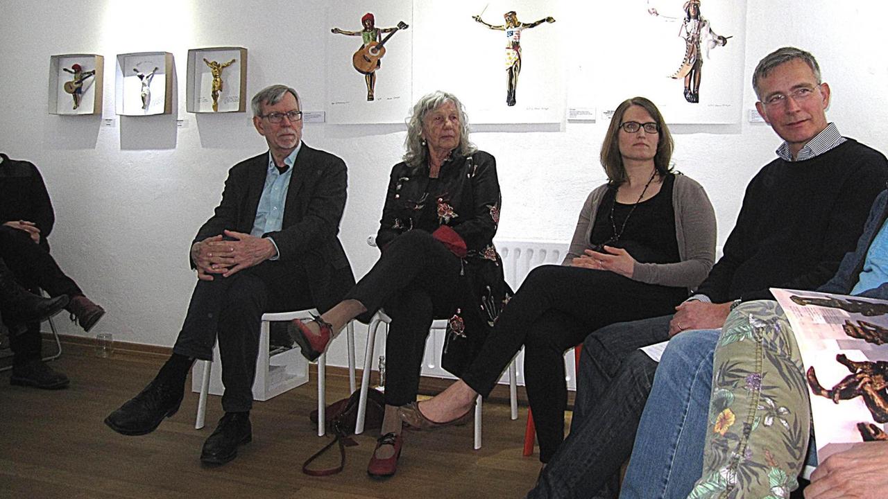 Gesprächsrunde in den Ausstellungsräumen: Fotograf Franz Heinbach, Künstlerin Hanne Draeger, Pfarrerin Friederike Lambrich und Kunsthistoriker Fritz Grosse (von links) 