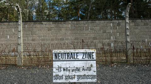 "Neutrale Zone - Es wird ohne Anruf sofort scharf geschossen" steht in Oranienburg (Brandenburg) auf dem Gelände der Gedenkstätte Sachsenhausen.