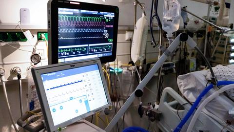 Ein Beatmungsgerät des Universitätsklinikums Schleswig-Holstein steht am Bett eines am Coronavirus erkrankten Patienten. Die Zahl der Corona-Patienten auf deutschen Intensivstationen hat erstmals die Schwelle von 4000 überschritten. Am Freitag meldete die Deutsche Interdisziplinären Vereinigung für Intensiv- und Notfallmedizin (Divi) 4011 Menschen in intensivmedizinischer Behandlung. (Stand: 04.12., 12.15 Uhr).