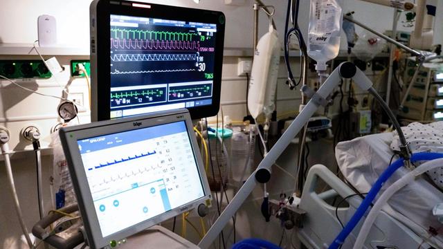 Ein Beatmungsgerät des Universitätsklinikums Schleswig-Holstein steht an einem Krankenbett auf der Intensivstation