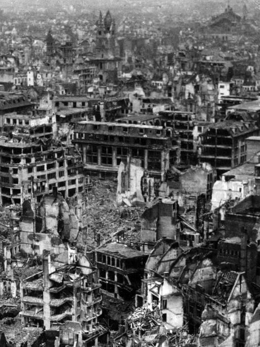 Zu sehen sind die Trümmer der zerstörten Stadt Köln im Zweiten Weltkrieg - undatierte Aufnahme