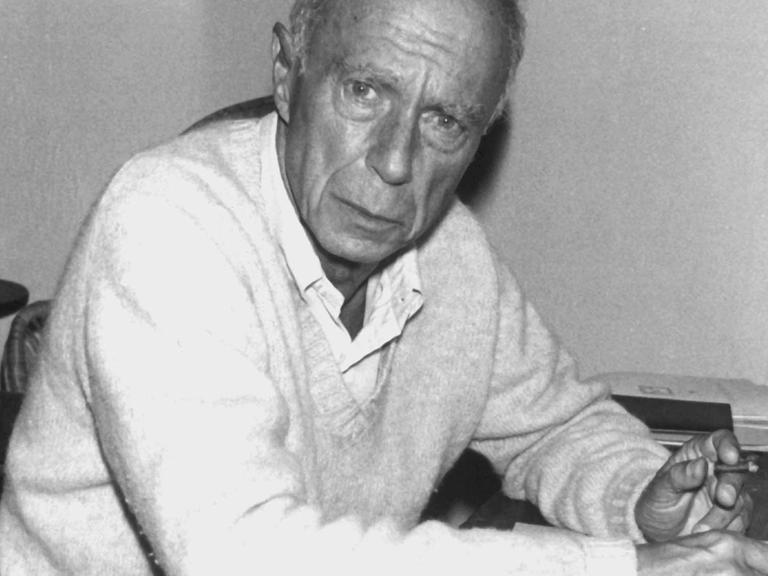 Der französische Schriftsteller Claude Simon 1985 in Sales (Südfrankreich). Als einer der führenden Vertreter des Nouveau roman (u.a. "Das Seil", 1947, "Der Leitkörper", 1971) wurde er 1985 mit dem Nobelpreis für Literatur ausgezeichnet.