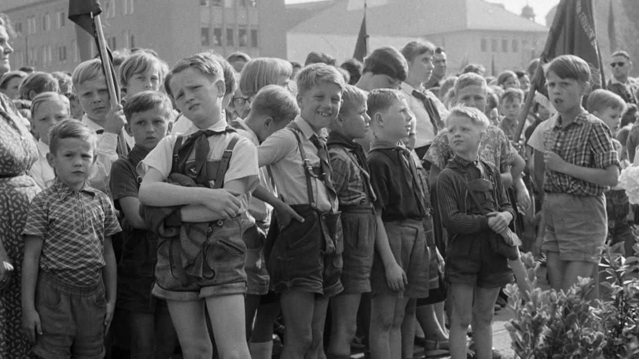 Jungs einer Schulklasse warten am Straßenrand auf den DDR-Ministerpräsidenten Otto Grotewohl und seinen Besuch in Jena, undatiertes Foto aus dem Jahr 1959.