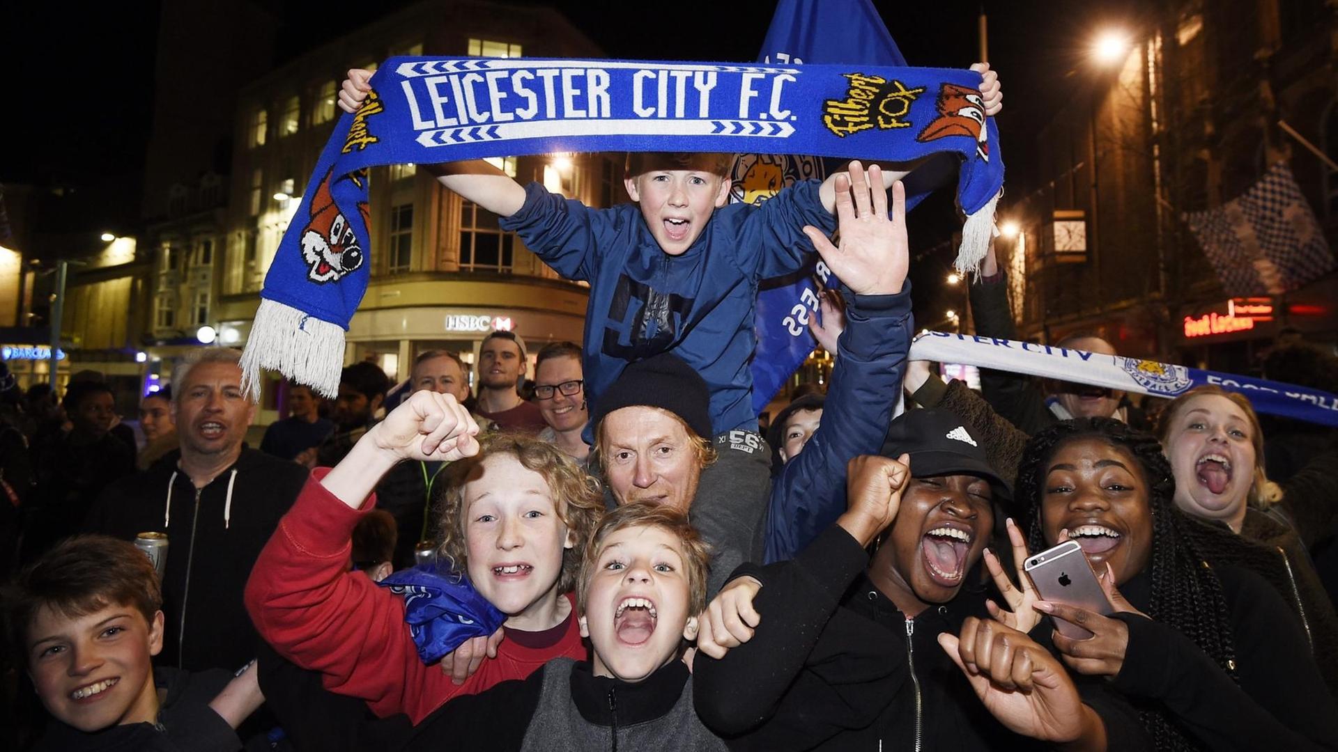 Fans bejubeln die erste englische Fußballmeisterschaft von Leister City