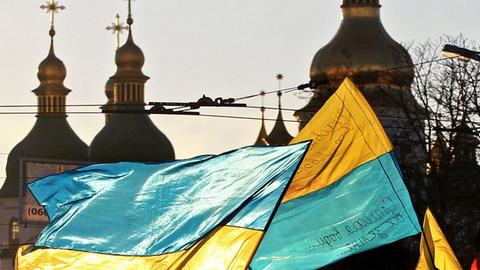 Menschen schwenken Ukraine-Fahnen in Kiew