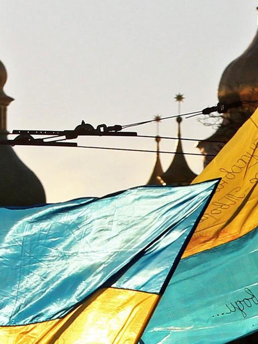 Menschen schwenken Ukraine-Fahnen in Kiew