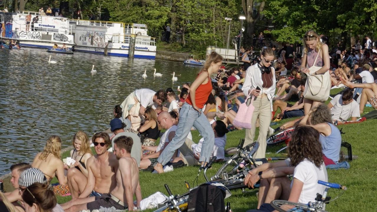 Junge Leute an einem sonnigen Tag im Mai 2021 in Berlin Kreuzberg.