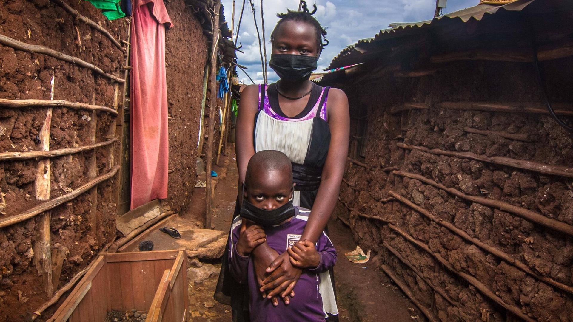 Das 14-jährige Mädchen Purity Kamonya und ihr siebenjähriger Bruder John Kisare in Nairobi / Kenia