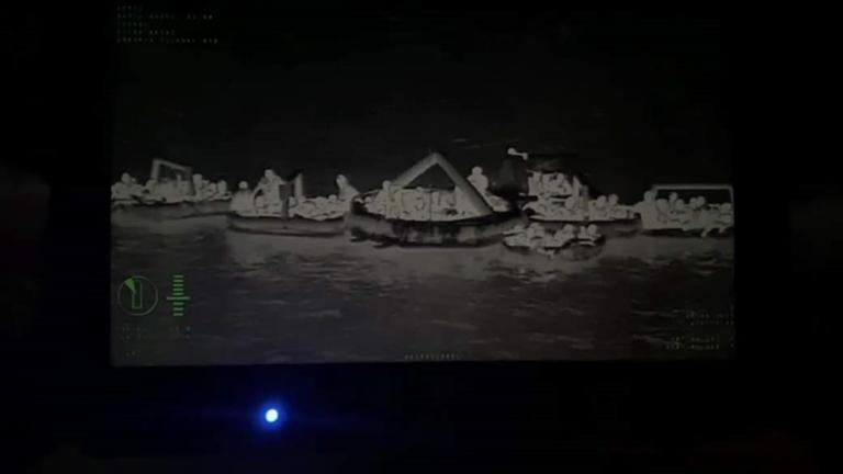 Rettungsboote in der Nacht