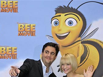 Die deutschen Schauspieler Mirijam Weichselbraun und Bastian Pastewka auf einem Fototermin zu ihrem Film "Bee Movie - Das Honigkomplott".