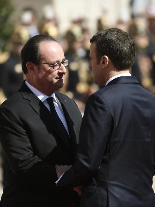 Der ehemalige französische Präsident Francois Hollande und der neue Amtsinhaber Emmanuel Macron stehen sich bei dessen Amtseinführung im Élysée-Palast in Paris gegenüber.