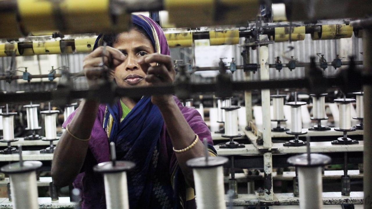 Näherin einer Textilfabrik in Bangladesch