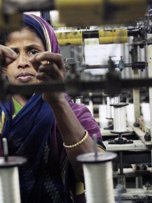 Näherin einer Textilfabrik in Bangladesh