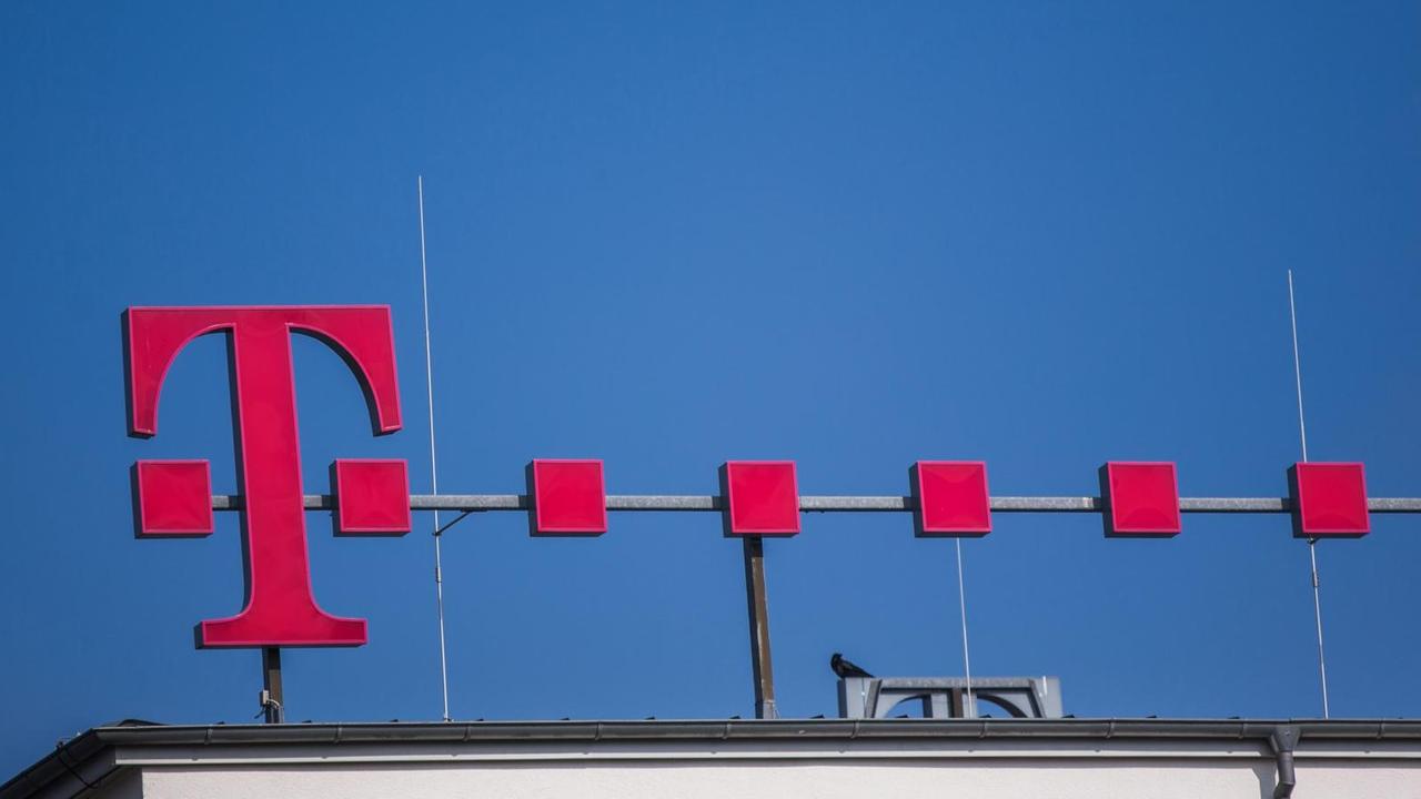 Das Logo der Deutschen Telekom ist auf dem Gebäude der Niederlassung zu sehen.