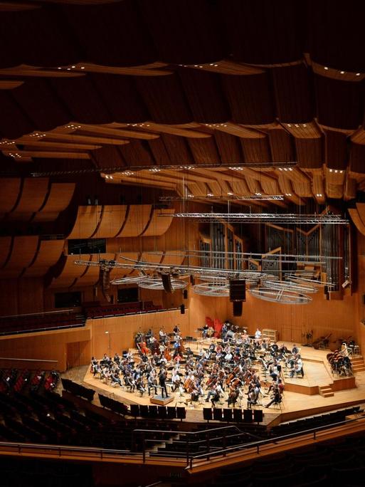 Die Münchner Philharmoniker in einem leeren Konzertsaal.