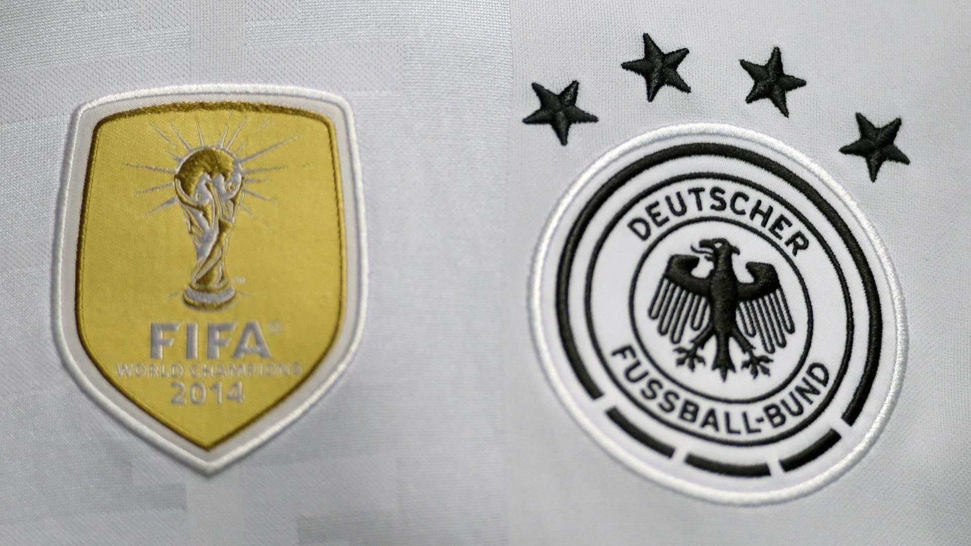 Das Trikot der deutschen Fussballnationalmannschaft mit dem Adler und dem FIFA-Emblem.
