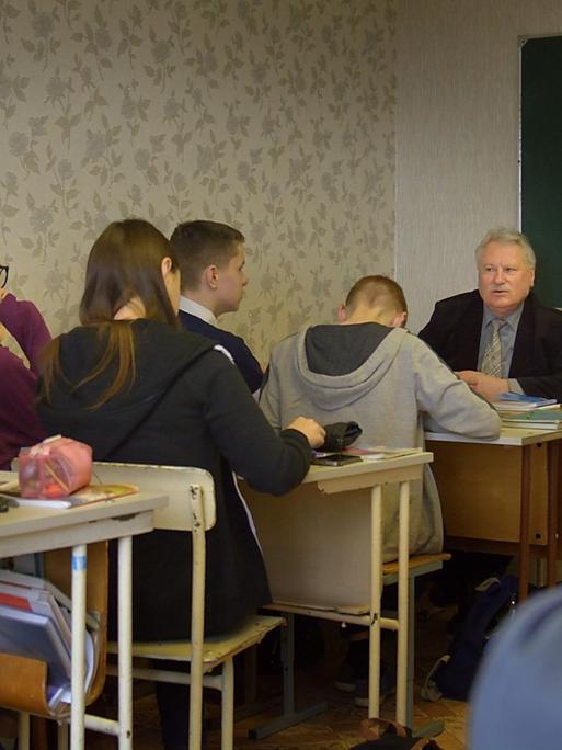 Unterricht in einem der als Klassenraum genutzten Zimmern am "Jakub-Kolas-Lyceum"