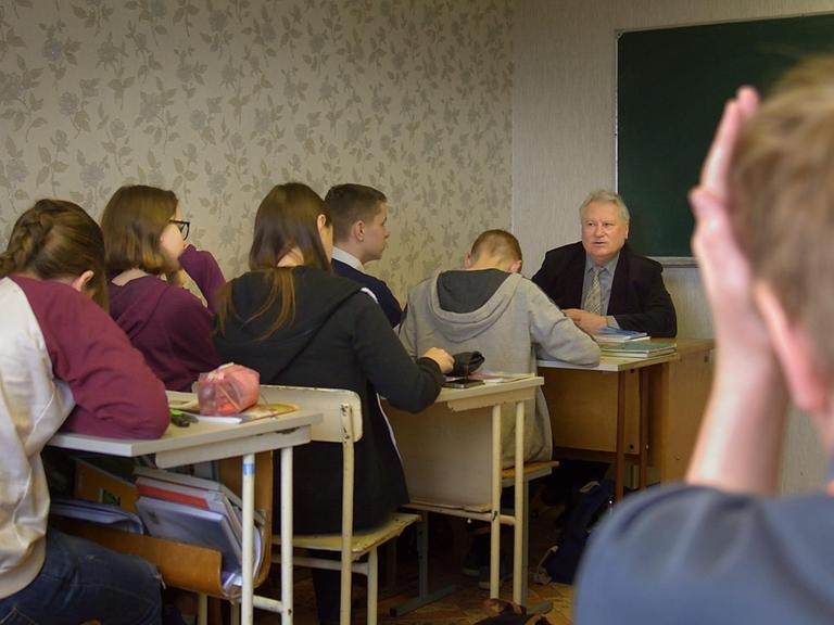 Unterricht in einem der als Klassenraum genutzten Zimmern am "Jakub-Kolas-Lyceum"