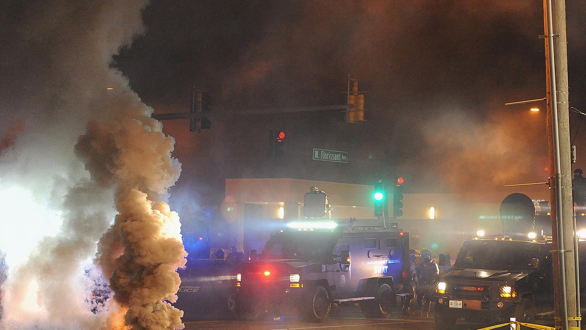 Erneut ist es zu schweren Ausschreitungen in der US-Kleinstadt Ferguson gekommen.
