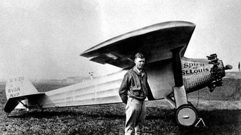 Charles A. Lindbergh kurz vor seinem Atlantikflug im Jahr 1927, vor seinem Flugzeug "Spirit of St. Louis".
