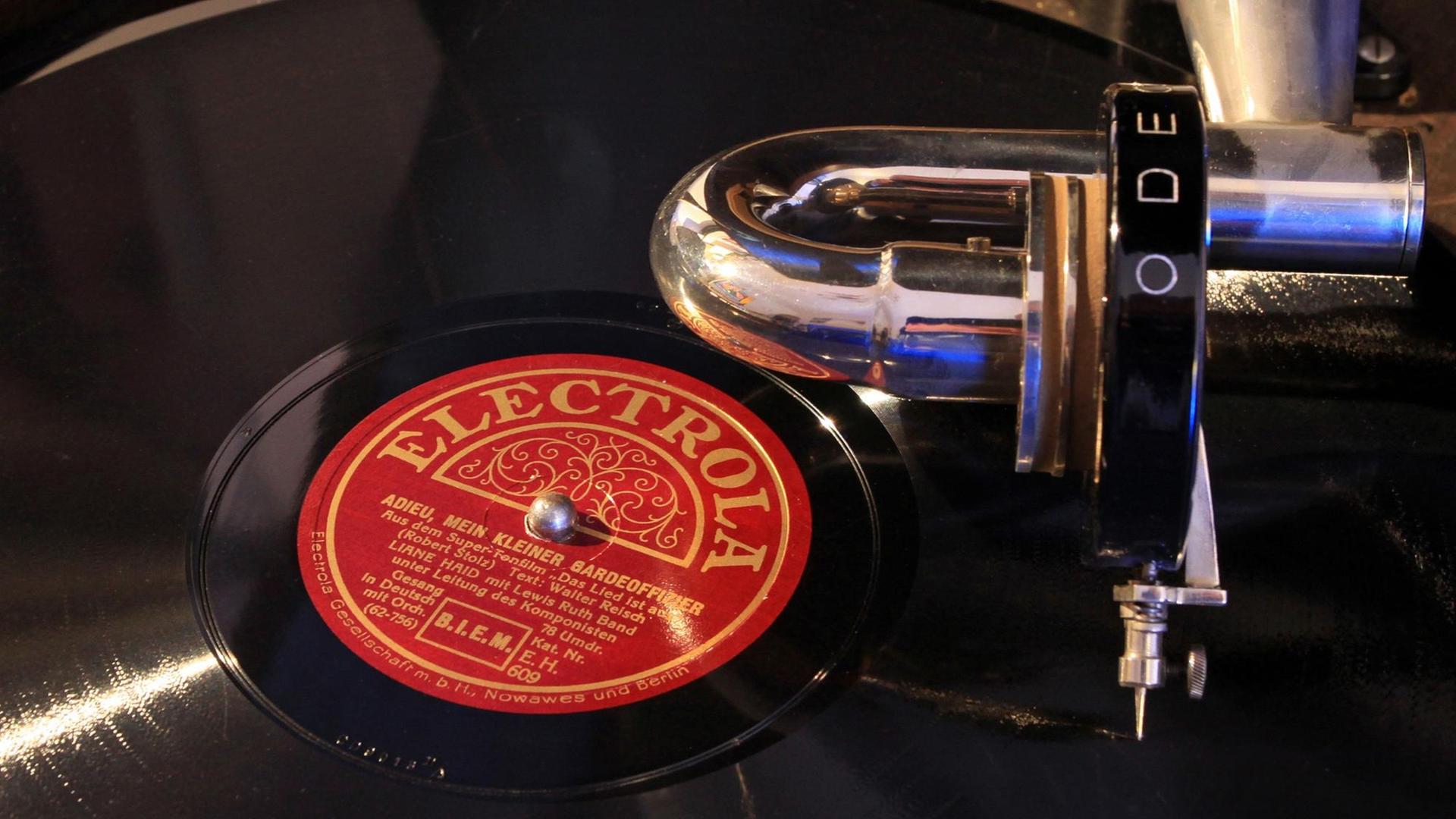 Eine Schellack-Platte der Firma Electrola mit dem Lied "Adieu mein kleiner Gardeoffizier" (Robert Stolz, gesungen von Liane Haid, 78 Umdrehungen) wird auf einem trichterlosen Grammophon aus den 1920er-Jahren abgespielt
