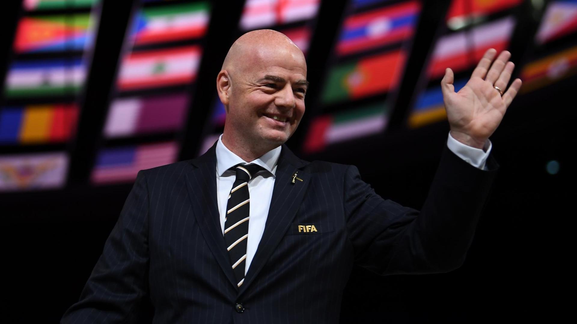 FIFA-Präsident Gianni Infantino winkt beim 69. FIFA-Kongress. Im Hintergrund sind die Fahnen der Mitgliedsverbände zu sehen.