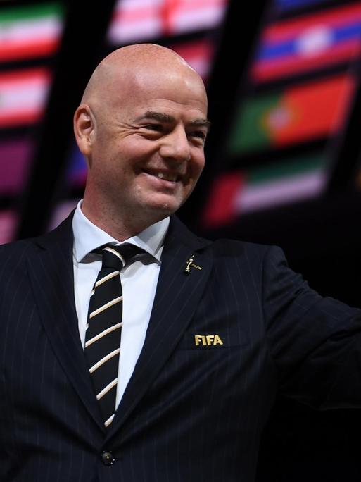 FIFA-Präsident Gianni Infantino winkt beim 69. FIFA-Kongress. Im Hintergrund sind die Fahnen der Mitgliedsverbände zu sehen.