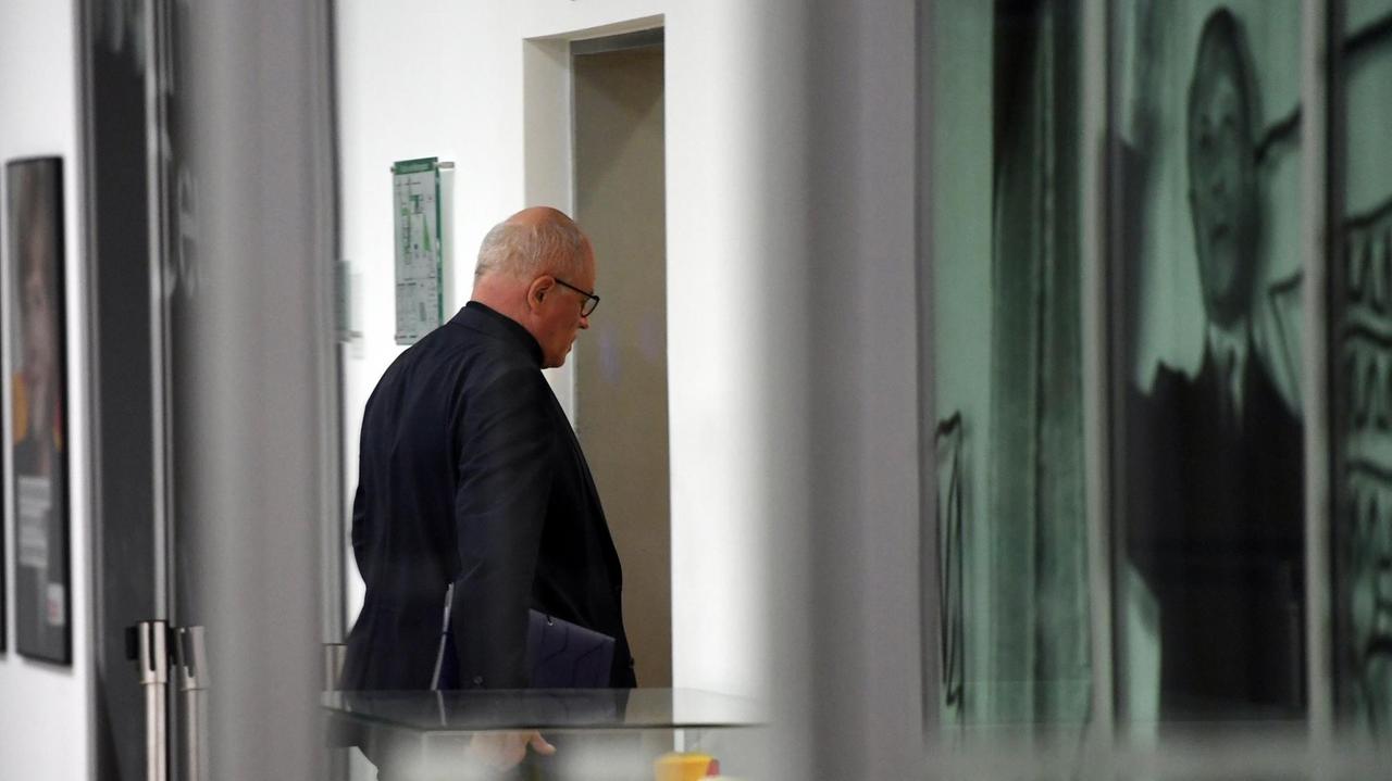 Unions-Fraktionsvorsitzender Volker Kauder (CDU) verlässt am 08.10.2017 in Berlin die CDU-Zentrale Konrad-Adenauer-Haus. Hier treffen sich die CDU/CSU zu Beratungen über einen gemeinsamen Kurs für die Sondierungsgespräche mit Bündnis 90/ Die Grünen und der FDP. 