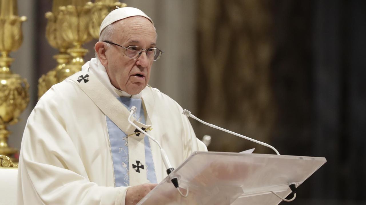 Papst Franziskus spricht bei einer Neujahrsmesse im Petersdom im Vatikan