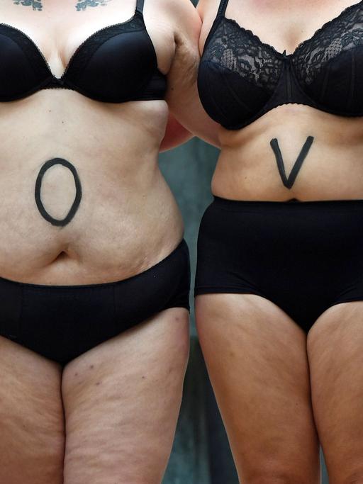 Plus-Size Models posieren am 30.06.2016 in Berlin im Rahmen des Fotoprojekts "Bodylove" für ein realistisches Frauenbild. Dabei präsentieren sich Menschen fast nackt, selbstbewusst und glücklich vor der Kamera. Sie zeigen, wie vielfältig körperliche Individualität ist.