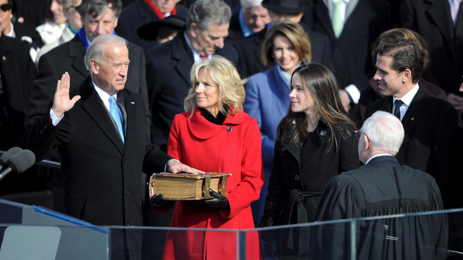 Joe Biden schwört seinen Amtseid als Vizepräsident im Jahr 2009. Zu seiner Rechten steht seine Frau Jill und die Familie.