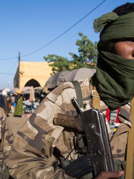 Malische Soldaten patrollieren am 07.02.2013 auf einem Markt in Gao (Nord Mali).