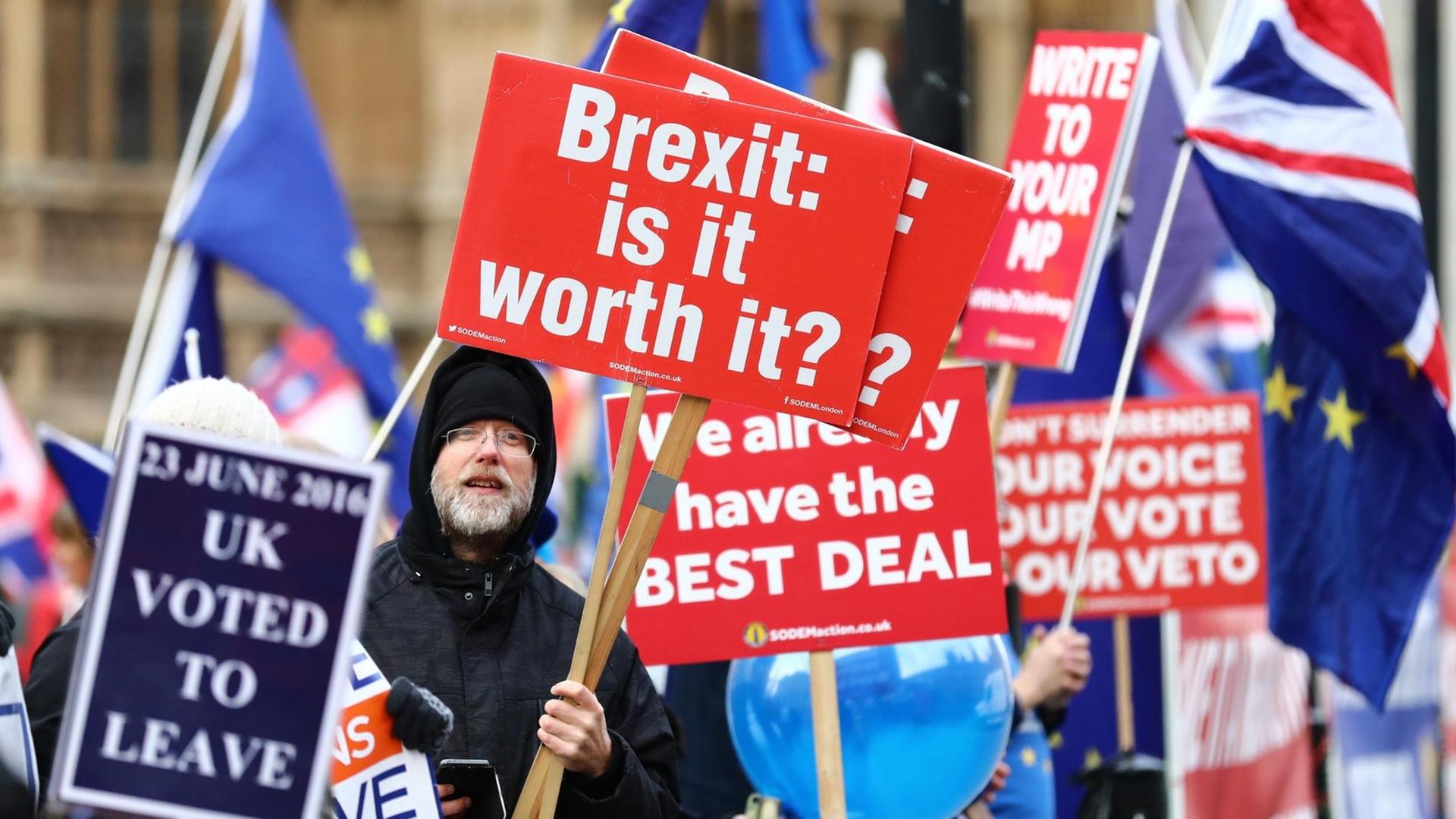 Brexitbeführworter und -Gegner demonstieren am 10. Dezember 2018 in London vor dem Parlamentsgebäude.