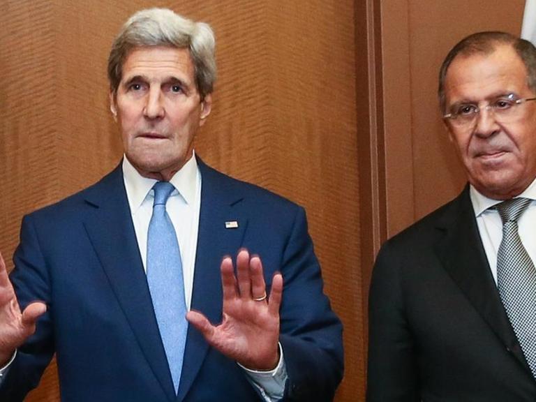 Die Außenminister John Kerry (USA/links) und Sergej Lawrow