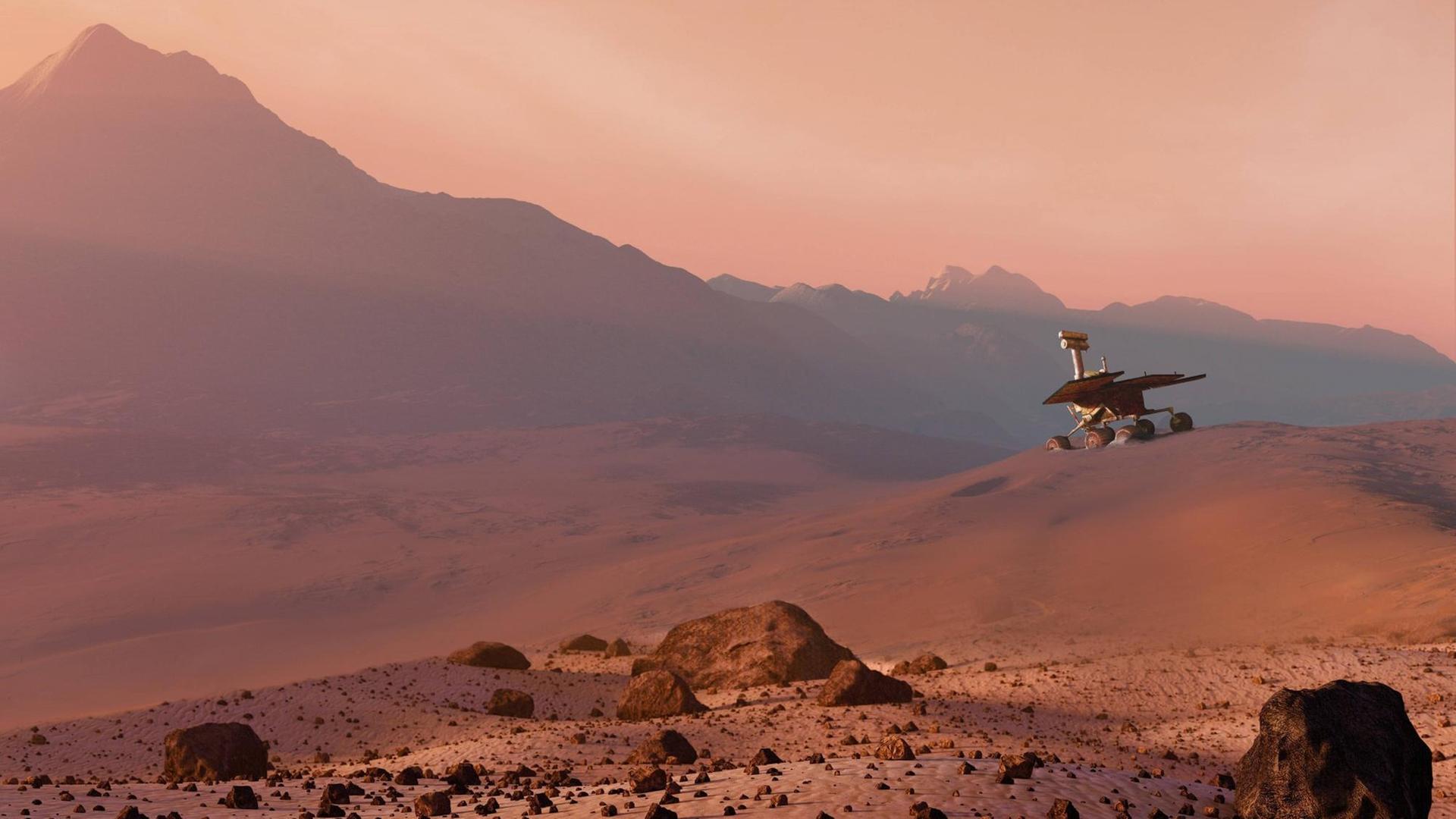 Ein Marsrover in einer hügeligen, rötlichen Landschaft.