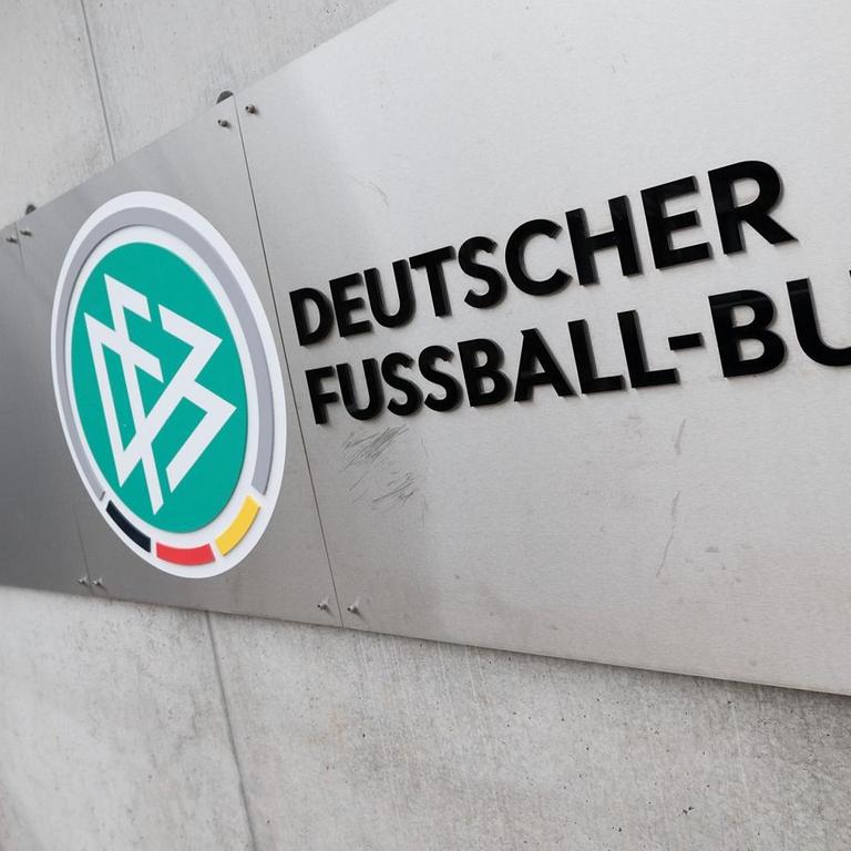 Eingangsschild der DFB-Zentrale in Frankfurt am Main