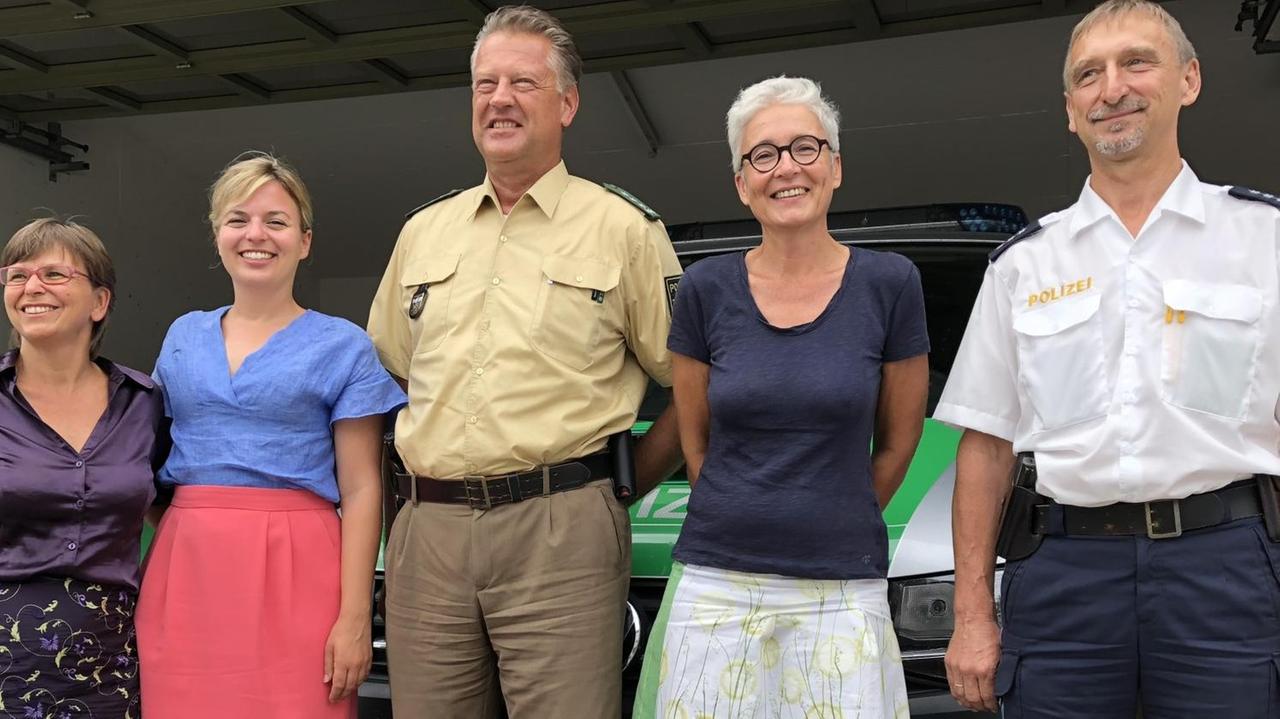 Katharina Schulze (zweite von links", Spitzenkandidatin der Grünen für die Landtagswahl in Bayern, beim Besuch in der Polizei-Inspektion in Starnberg