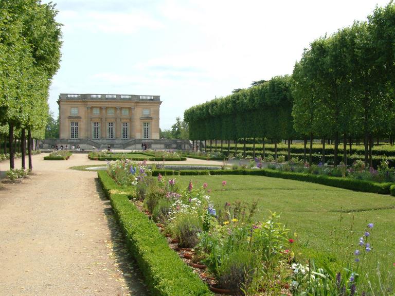 Undatiertes Foto zeigt das Lustschlösschen Petit Trianon im Versailler Schlosspark, das der schillernden französischen Königin Marie Antoinette als Zufluchtstätte vor dem höfischen Leben diente.