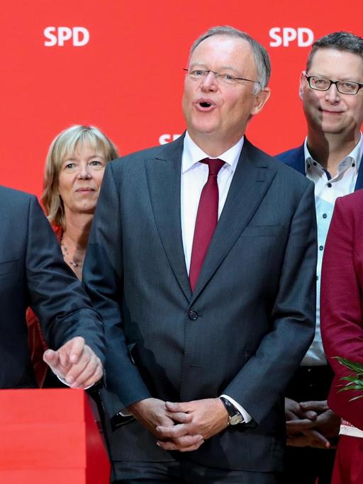 Der SPD-Parteivorsitzende Martin Schulz (3.v.l.) spricht am 16.10.2017 in der SPD-Parteizentrale in Berlin neben Niedersachsens Ministerpräsident Stephan Weil (SPD, M). Daneben stehen Ralf Stegner (2.v.l.), stellvertretender SPD-Vorsitzender und Landes- und Fraktionsvorsitzender der SPD Schleswig-Holstein, Doris Ahnen (4.v.l.), Mitglied des SPD-Parteivorstands und des SPD-Parteipräsidiums, Thorsten Schäfer-Gümbel (3.v.r.), Fraktionsvorsitzender und Landesvorsitzender der hessischen SPD, Mecklenburg-Vorpommerns Ministerpräsidentin Manuela Schwesig (SPD) und SPD-Generalsekretär Hubertus Heil.