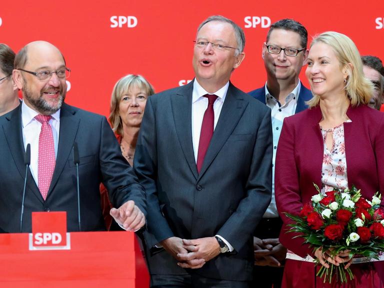 Der SPD-Parteivorsitzende Martin Schulz (3.v.l.) spricht am 16.10.2017 in der SPD-Parteizentrale in Berlin neben Niedersachsens Ministerpräsident Stephan Weil (SPD, M). Daneben stehen Ralf Stegner (2.v.l.), stellvertretender SPD-Vorsitzender und Landes- und Fraktionsvorsitzender der SPD Schleswig-Holstein, Doris Ahnen (4.v.l.), Mitglied des SPD-Parteivorstands und des SPD-Parteipräsidiums, Thorsten Schäfer-Gümbel (3.v.r.), Fraktionsvorsitzender und Landesvorsitzender der hessischen SPD, Mecklenburg-Vorpommerns Ministerpräsidentin Manuela Schwesig (SPD) und SPD-Generalsekretär Hubertus Heil.