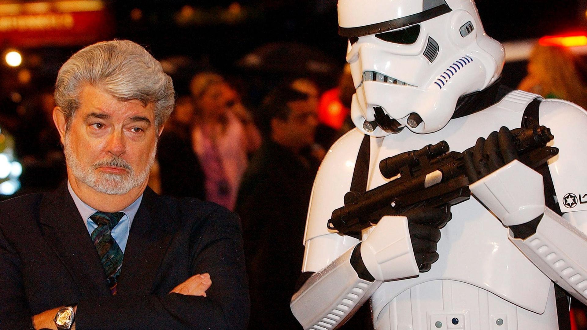 US-Filmlegende George Lucas mit der Figur des "Storm Trooper" bei der Premiere des Films "Star Wars - Return of the Sith" 2005 in London, Britain.