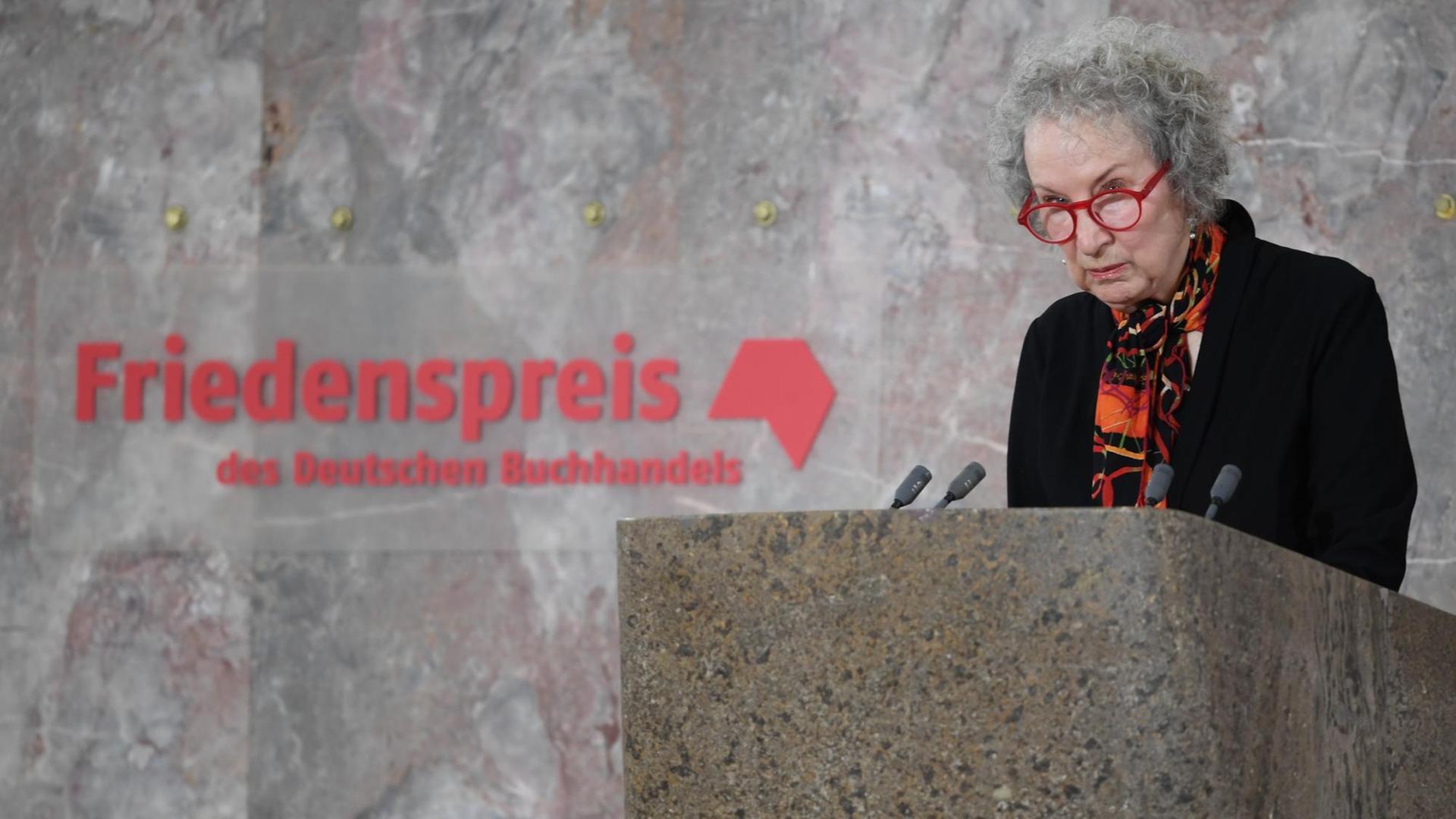 Die kanadische Schriftstellerin Margaret Atwood hält am 15.10.2017 bei der Verleihung des Friedenspreises des Deutschen Buchhandels in der Paulskirche in Frankfurt am Main ihre Dankesrede.
