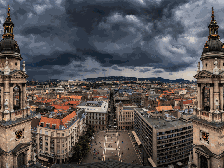 Dunkle Wolken über Budapest, Ungarn.
