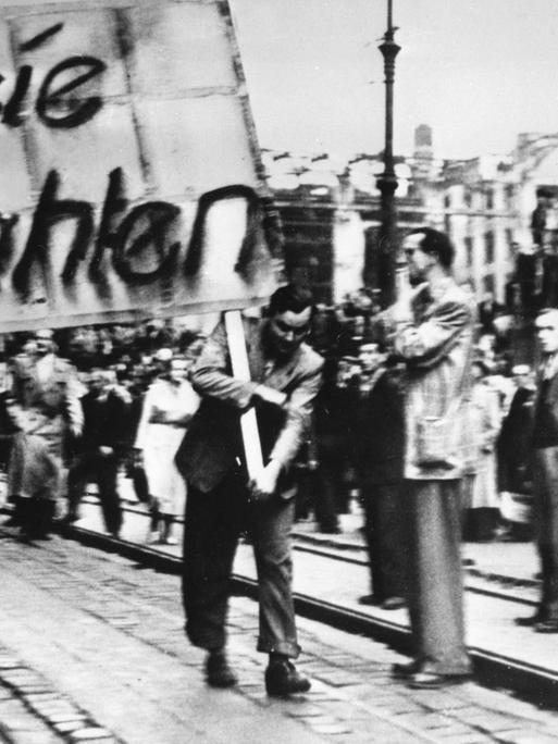 Demonstranten tragen ein Plakat mit der Aufschrift "Freie Wahlen" durch Ostberlin.