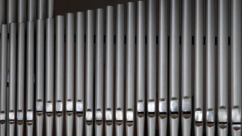 Die Orgelpfeifen einer Kirchenorgel aufgenommen am 30.11.2012 in einer Kirche in Stadtbergen (Bayern).