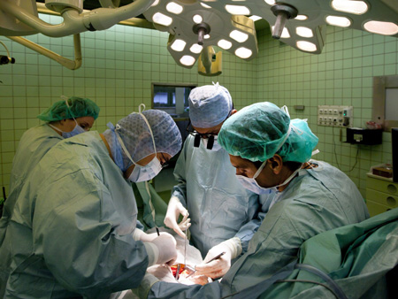 Ärzte führen in der Uni-Klinik Budapest eine Nierentransplantation durch
