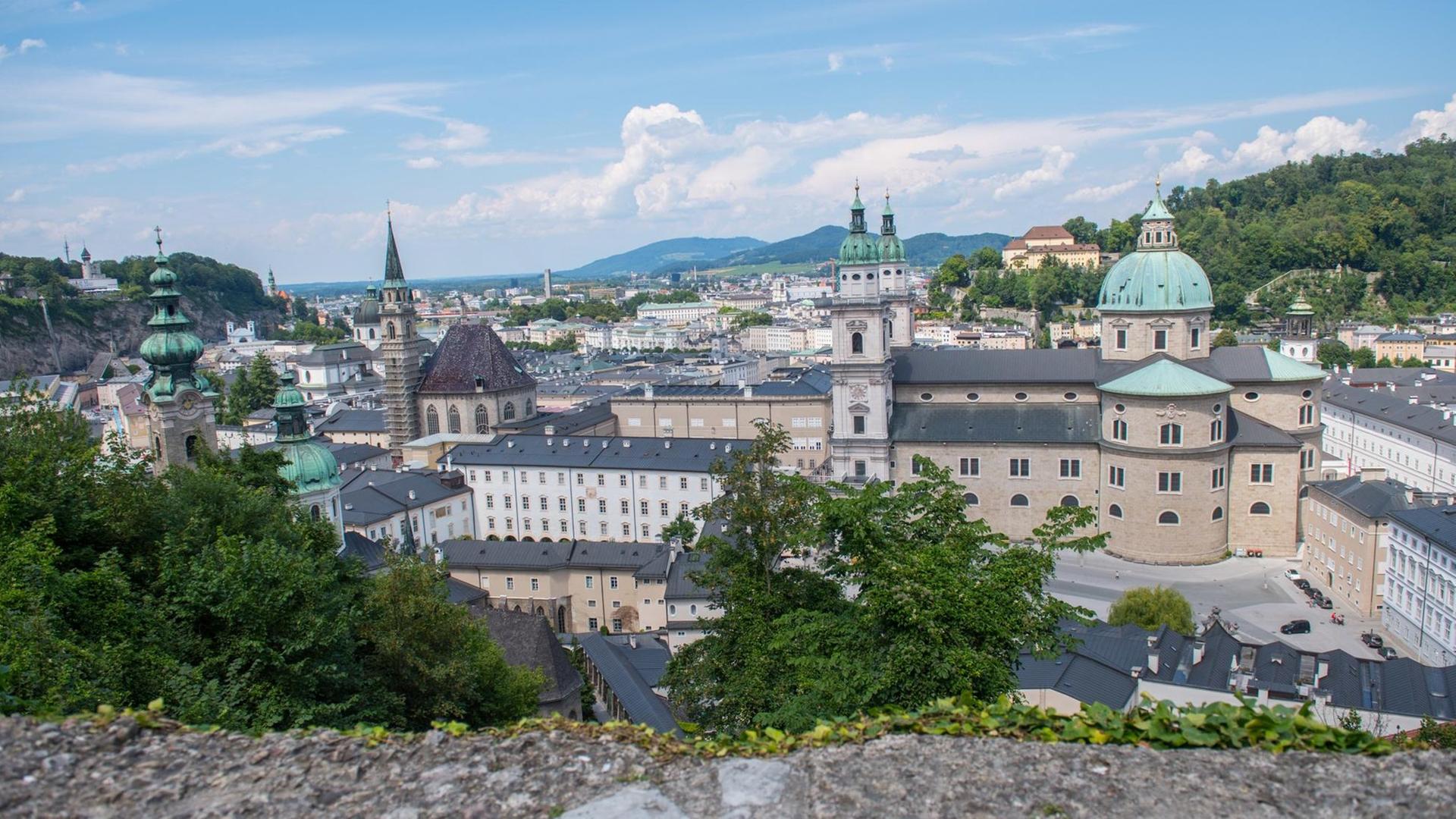 Blick über die Stadtkulisse von Salzburg