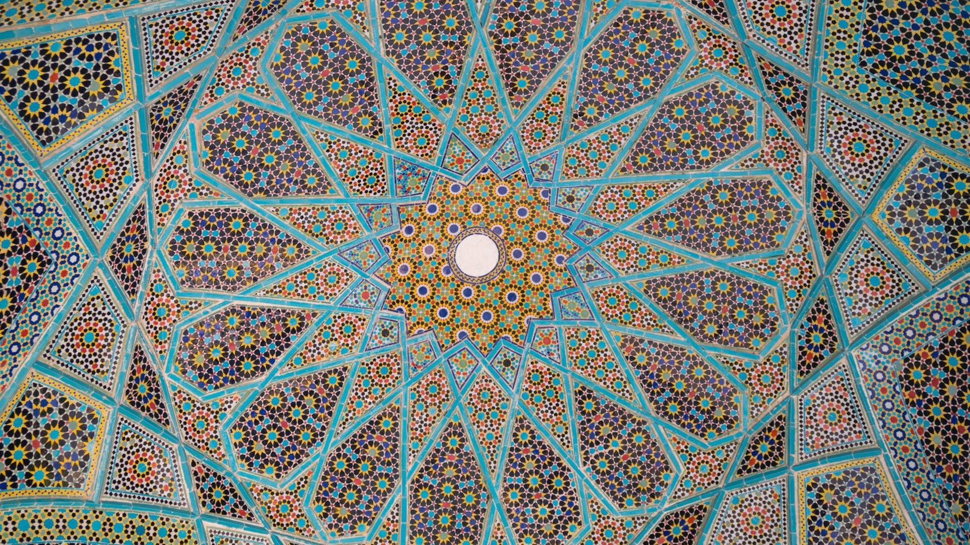 Kunstvoll gearbeitete Decke des Schreins am Grab des Mytikers Hafez in Shiraz, Iran