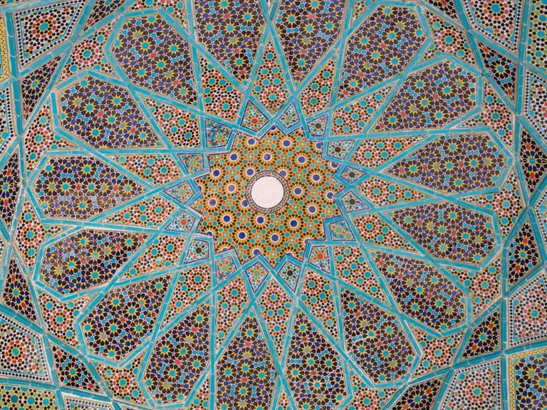 Kunstvoll gearbeitete Decke des Schreins am Grab des Mytikers Hafez in Shiraz, Iran